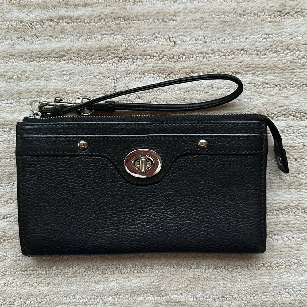 COACH Penelope Zippy Wristlet Pebbled Leather Twist Lock Black Silver Zip Wallet